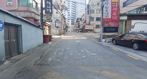 서초구가 3월부터 6월 30일까지 관내 노후 골목길 28개소의 아스팔트 포장 정비에 들어간다. (사진 서초구)