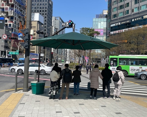 서초구가 1일(화)부터 한여름 뜨거운 햇빛과 자외선을 막아주는 '서리풀원두막' 운영에 들어간다. (사진 서초구)