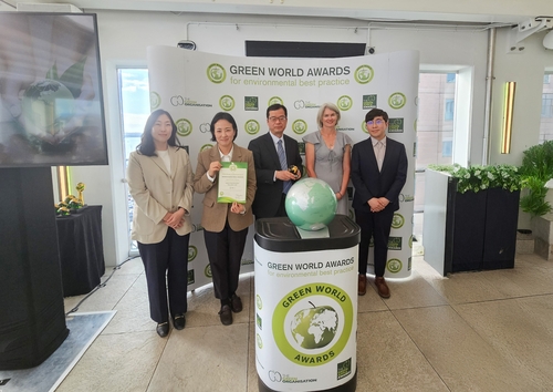 서초구가 지난 뉴질랜드 오클랜드에서 현지시각 12일 개최된 '그린월드 어워즈(Green World Awards)'에서 '방배숲환경도서관'으로 지속가능발전 분야 은상을 수상했다. (사진 서초구)