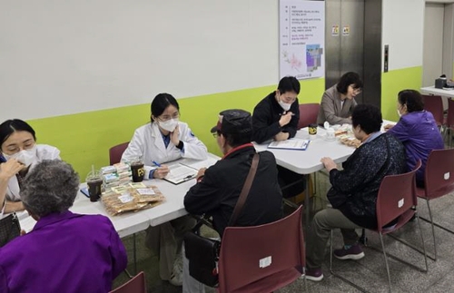 서울시 강북구가 위기 상황에 놓인 어르신을 조기에 발굴하고, 생애 주기에 맞는 맞춤형 지원을 지속하기 위해 6월까지 관내 어르신을 대상으로 마음건강검진 전수조사에 나섰다. (사진 강북구)