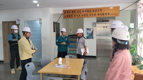 안산시(시장 이민근)는 지난 8일 폭염 장기화에 따른 무더위쉼터와 건설 현장 등 폭염 취약시설 현장점검을 진행했다고 9일 밝혔다. (사진제공 안산시)