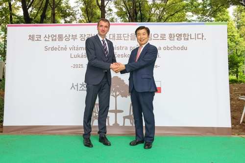루카쉬 블첵(Lukas Vlcek) 체코 산업통상부 장관과 악수하는 전성수 서초구청장. (사진제공 서초구)