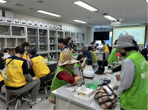 기장군이 지역 내 정신건강 및 복지 기관 이용자와 주민들이 함께 참여해 다양한 환경보호 활동을 전개하고 있다. (사진제공 기장군)
