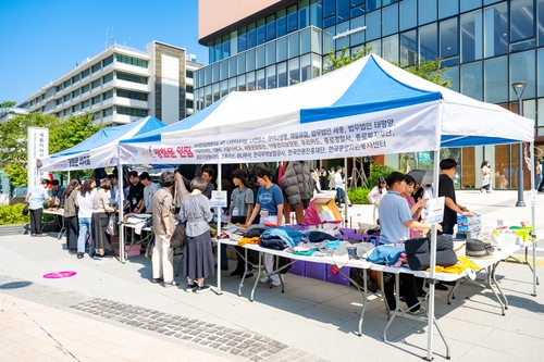 서울관광재단을 비롯한 광화문 일대 20여 개의 공공,민간,비영리기관 ESG협의체 '광화문원팀'이 축석을 맞이해 열린 바자회에 참가했다. (제공 서울관광재단)